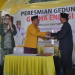 Serah Terima Berita Acara Penyerahan Deviden oleh M Shafik Avicenna (Dirut Perusda KSDE) kepada Bpk. Bahteramsyah (Asisten II) disaksikan oleh Bupati Kutai Kartanegara, Rita Widyasari.
